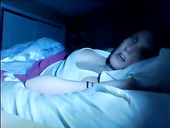Возбуждённая молодая красотка перед сном мастурбирует киску на кровати