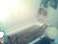 Скрытая камера в ванной снимает домашнюю мастурбацию возбуждённой женщины