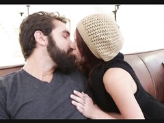 Страстный секс молодой девушки и ее бородатого парня