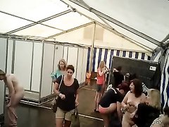 Скрытая камера в общественном душе на немецком рок фестивале