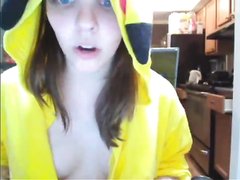 Молодая развратница возле вебкамеры мастурбирует бритую киску вибратором