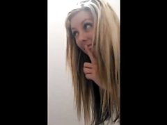 Мастурбация блондинки с большими сиськами в туалете перед вебкамерой