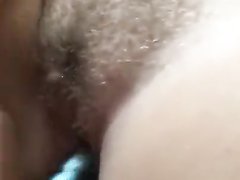 Молодая блудница в ванной мастурбирует волосатую киску расчёской