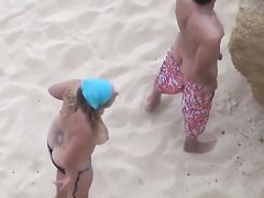 На пляже любовник лижет киску и трахает даму с большими сиськами