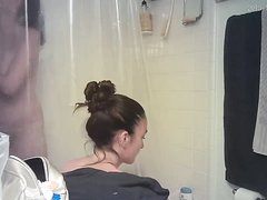 Подглядывание за молодыми красотками принимающими душ в ванной