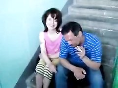 Русская жена сосет незнакомому мужчине перед глазами мужа в подъезде