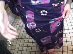 Японская гейша сосет член клиенту в общественном туалете