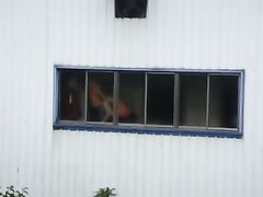 Подглядывание за сексом молодой пары, которые трахаются перед окном
