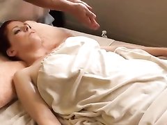 Рыжая женщина получила отличный эротический массаж от японца