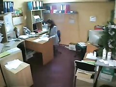 Скрытая камера в офисе засняла как мастурбирует одинокая работница