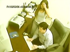 Секретарша дрочит начальнику в офисе не зная про скрытую камеру