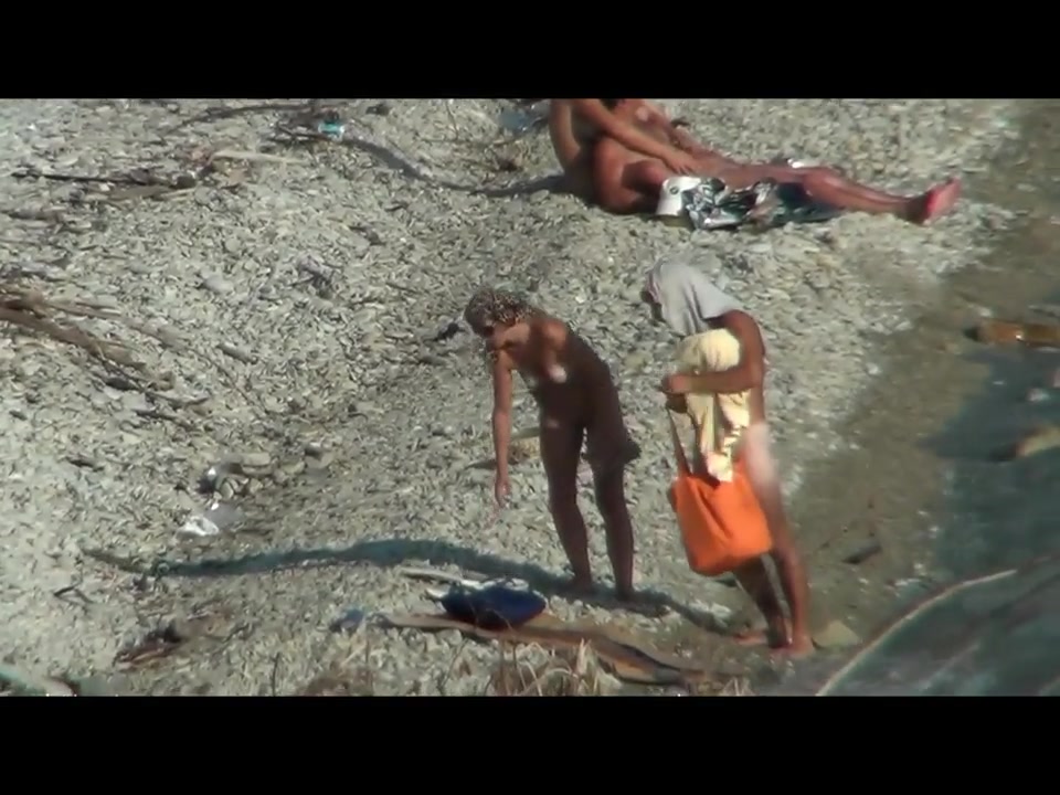 Молодая парочка ебется на пляже