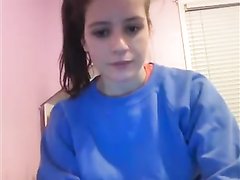 Студентка в синем свитере устроила шоу на вебкамеру
